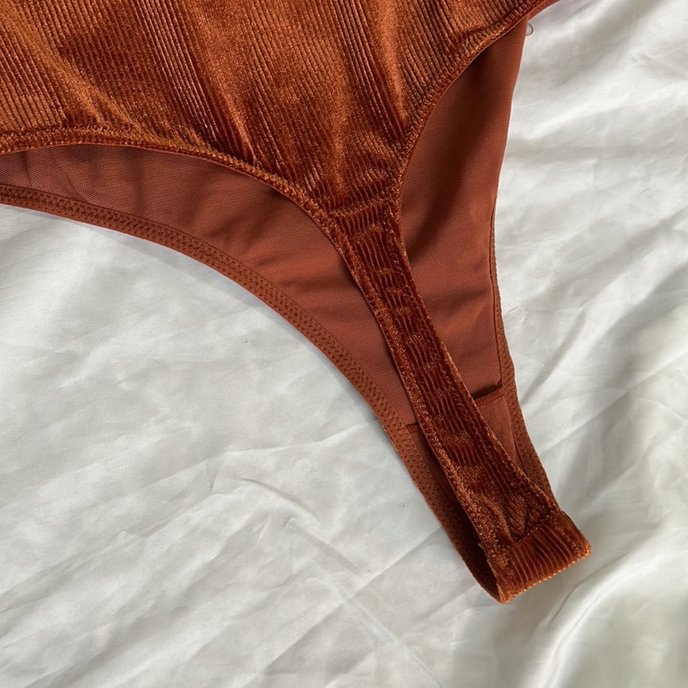 Urban Outfitters Orange Rust Velvet Ribbed Long Sleeve Keyhole Cutout Bodysuit - Picture 7 of 7